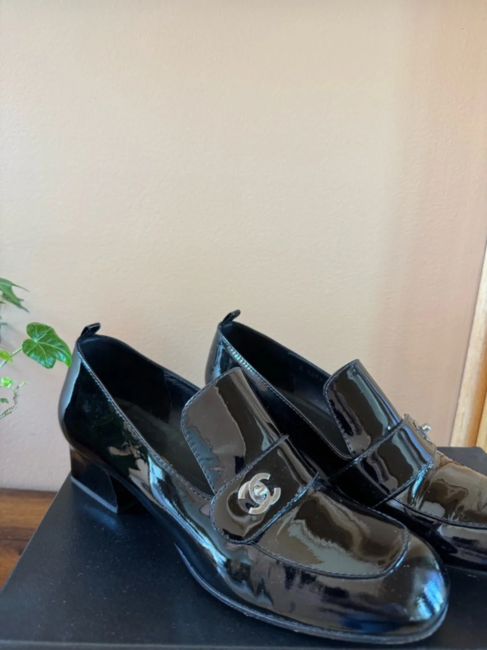 CHANEL Black Patent Leather Women's Loafers with CC Logo - Picture 3 of 9